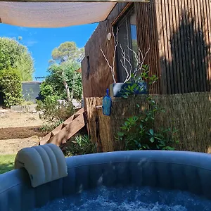 https://joli-studio-indpendant-en-bois-avec-jacuzzi-prive.fr-provencehotel.com